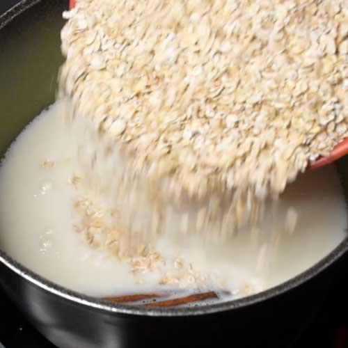 agregar copos de avena al falso arroz con leche saludable