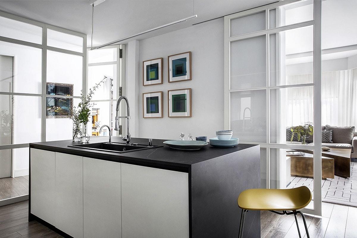 cocina-isla-blanco-negro