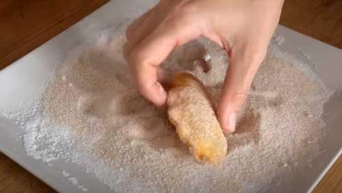 rebozar los engañamaridos con azucar y canela