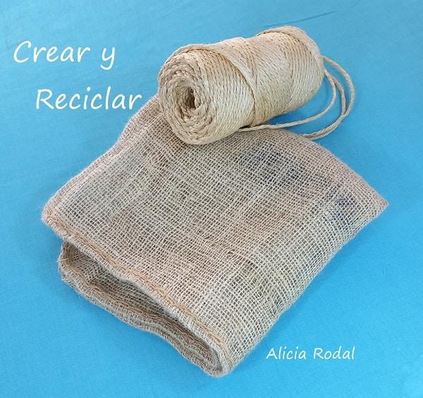 Mira que idea tan fácil, sencilla y útil podemos hacer para reutilizar tela de saco, cuerda de yute, botellas o frascos de vidrio o cristal y otros materiales reciclados, para que puedas vender, regalar o para decorar tu casa. 1 manualidad con 5 funciones diferentes. Diy