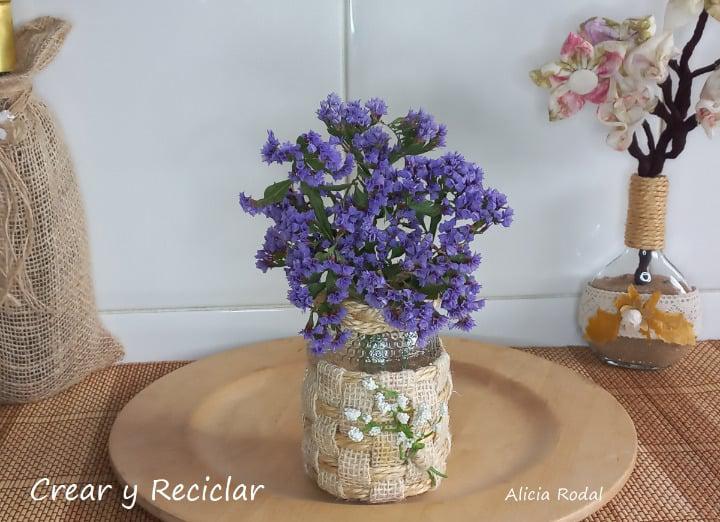 Mira que idea tan fácil, sencilla y útil podemos hacer para reutilizar tela de saco, cuerda de yute, botellas o frascos de vidrio o cristal y otros materiales reciclados, para que puedas vender, regalar o para decorar tu casa. 1 manualidad con 5 funciones diferentes. Diy