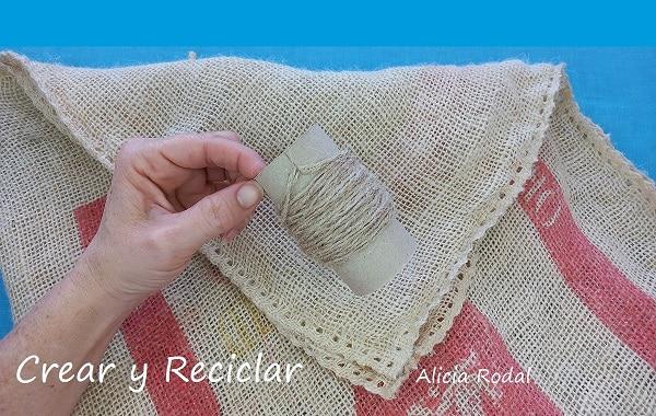 Mira que idea tan fácil, sencilla y útil podemos hacer para reutilizar tela de saco, cuerda de yute, botellas o frascos de vidrio o cristal y otros materiales reciclados, para que puedas vender, regalar o para decorar tu casa. 1 manualidad con 5 funciones diferentes. Diy