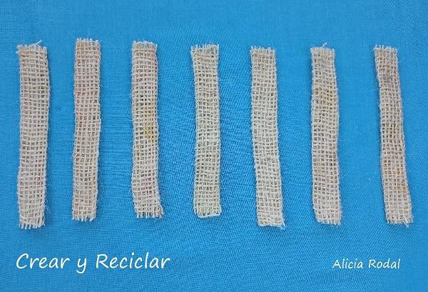 Mira que idea tan fácil, sencilla y útil podemos hacer para reutilizar tela de saco, cuerda de yute, botellas o frascos de vidrio o cristal y otros materiales reciclados, para que puedas vender, regalar o para decorar tu casa. 1 manualidad con 5 funciones diferentes. Diy