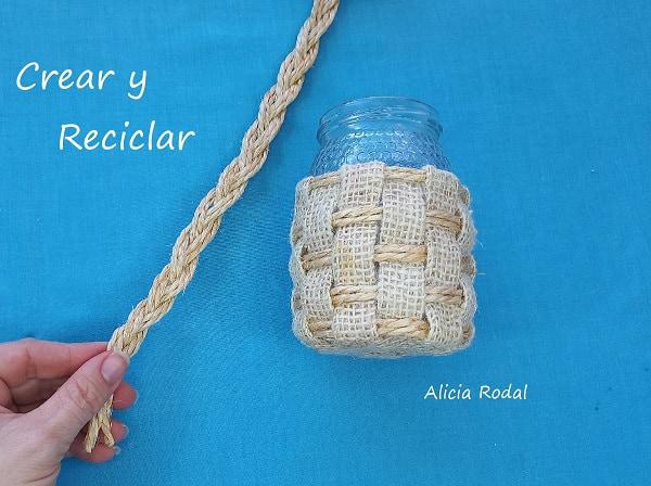 Mira que idea tan fácil, sencilla y útil podemos hacer para reutilizar tela de saco, cuerda de yute, botellas o frascos de vidrio o cristal y otros materiales reciclados, para que puedas vender, regalar o para decorar tu casa. 1 manualidad con 5 funciones diferentes. Diy