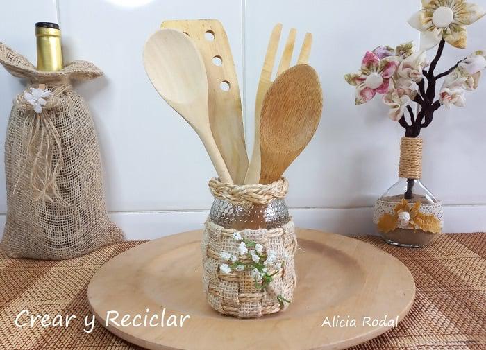 Mira que idea tan fácil, sencilla y útil podemos hacer para reutilizar tela de saco, cuerda de yute, botellas o frascos de vidrio o cristal y otros materiales reciclados, para que puedas vender, regalar o para decorar tu casa. 1 manualidad con 5 funciones diferentes. Diy