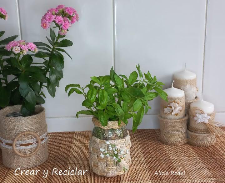 Mira que idea tan fácil, sencilla y útil podemos hacer para reutilizar tela de saco, cuerda de yute, botellas o frascos de vidrio o cristal y otros materiales reciclados, para que puedas vender, regalar o para decorar tu casa. 1 manualidad con 5 funciones diferentes. Diy