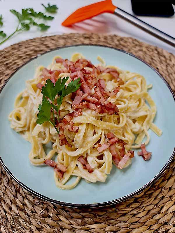 Pasta fresca con salsa alfredo o espaguetis con salsa Alfredo