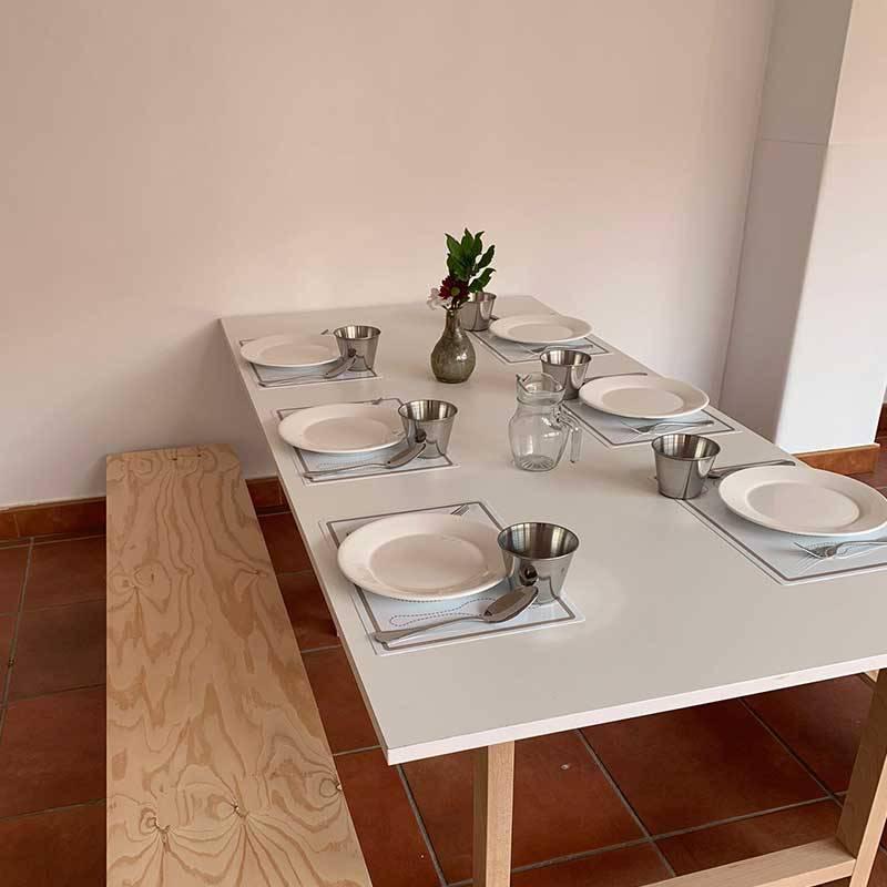 Vida práctica Montessori en la cocina: poner la mesa