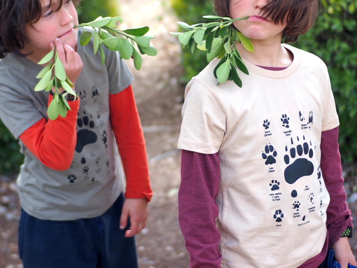 Niños con camisetas de huellas