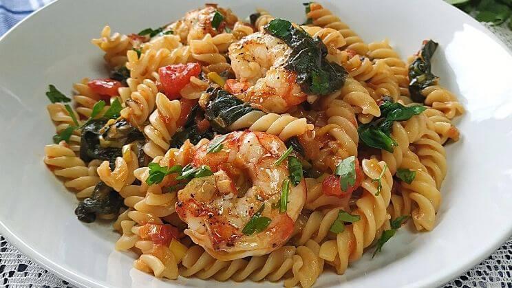 Pasta con gambas y espinacas