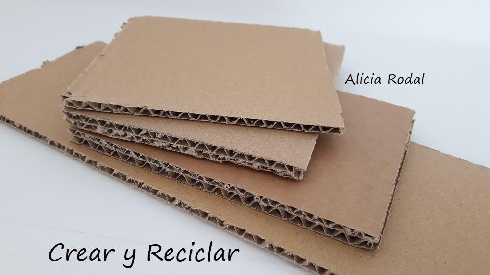 Hacer muebles de cartón para tu casa que sean útiles y prácticos es muy fácil, tan sólo necesitas cartón, pegamento, una regla y una tijera o cúter. En tutoriales anteriores te he mostrado diferentes tipos de muebles que hice para mi casa.