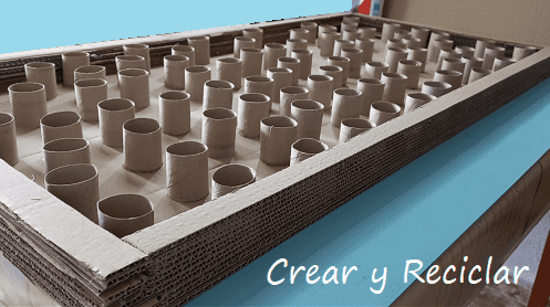 Hacer muebles de cartón para tu casa que sean útiles y prácticos es muy fácil, tan sólo necesitas cartón, pegamento, una regla y una tijera o cúter. En tutoriales anteriores te he mostrado diferentes tipos de muebles que hice para mi casa.