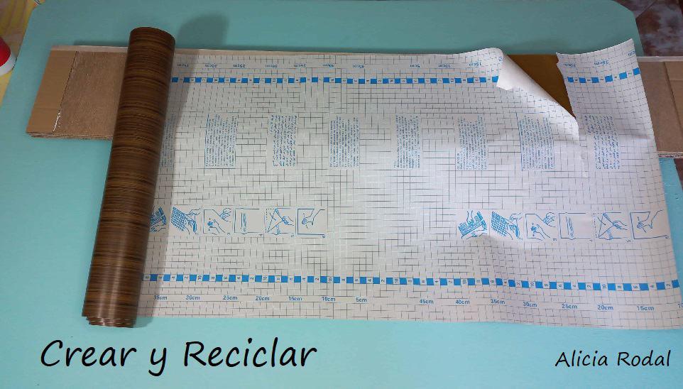 Hacer muebles de cartón para tu casa que sean útiles y prácticos es muy fácil, tan sólo necesitas cartón, pegamento, una regla y una tijera o cúter. En tutoriales anteriores te he mostrado diferentes tipos de muebles que hice para mi casa.