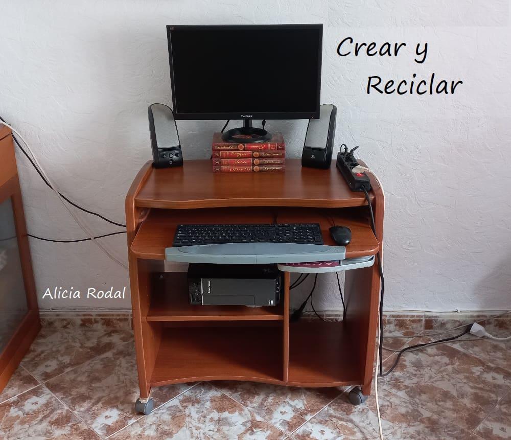 Hacer muebles de cartón para tu casa que sean útiles y prácticos es muy fácil, tan sólo necesitas cartón, pegamento, una regla y una tijera o cúter. En tutoriales anteriores te he mostrado diferentes tipos de muebles que hice para mi casa.