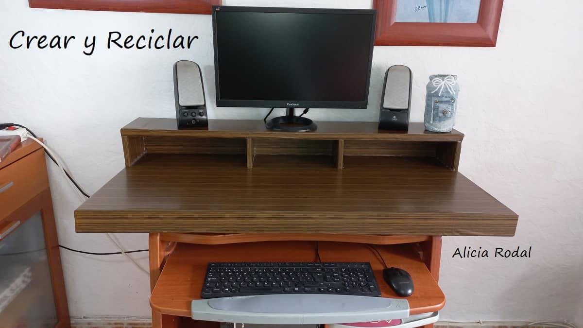 Hacer muebles de cartón para tu casa que sean útiles y prácticos es muy fácil, tan sólo necesitas cartón, pegamento, una regla y una tijera o cúter. En tutoriales anteriores te he mostrado diferentes tipos de muebles que hice para mi casa.
