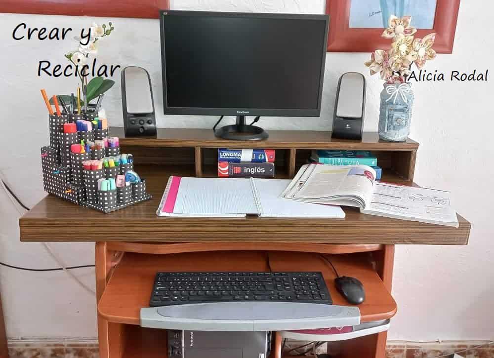 Hacer muebles de cartón para tu casa que sean útiles y prácticos es muy fácil, tan sólo necesitas cartón, pegamento, una regla y una tijera o cúter. En tutoriales anteriores te he mostrado diferentes tipos de muebles que hice para mi casa.