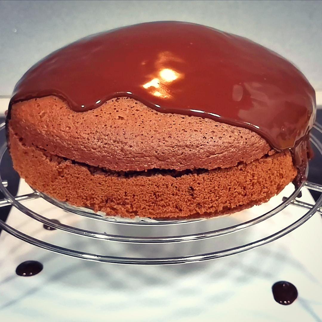 Cubriendo una tarta con la cobertura de chocolate