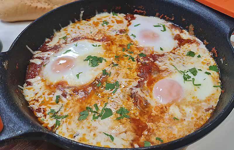 Shashuka salsa con tomate y huevos
