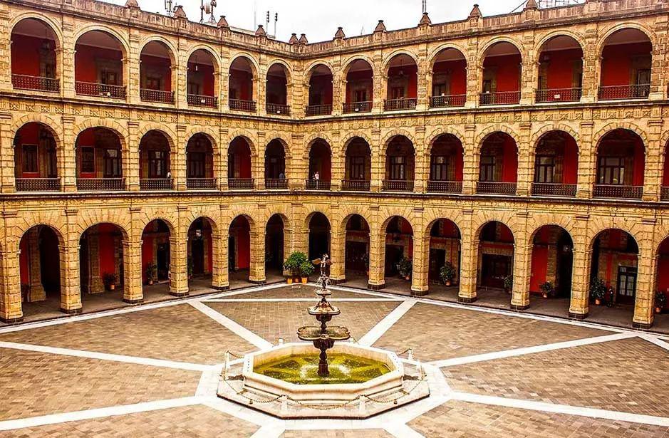 Interior del Antiguo Colegio de San Ildefonso