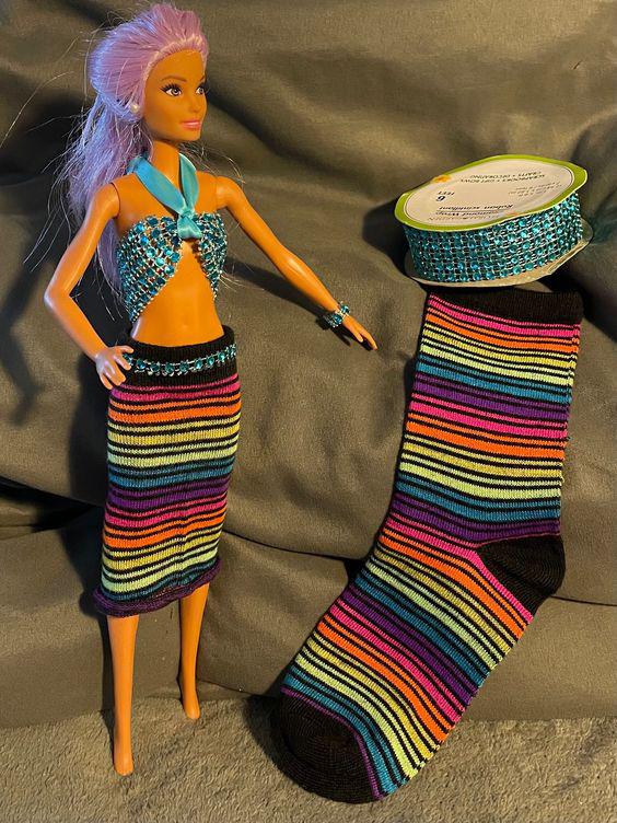Ejemplos de ropa para muñecas hechos con calcetines