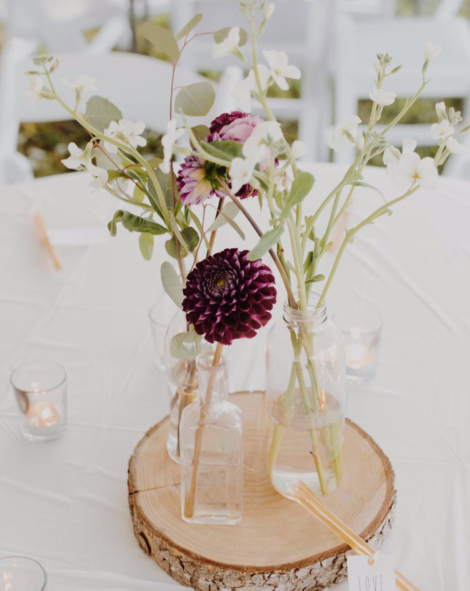 Cristales y coloridas flores en los centros de mesa para las bodas del verano 2022 5