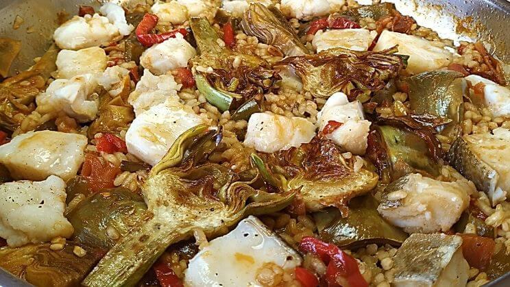 Arroz con bacalao y chips de alcachofa