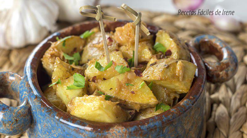 como se hacen las patatas con salsa de ajo faciles