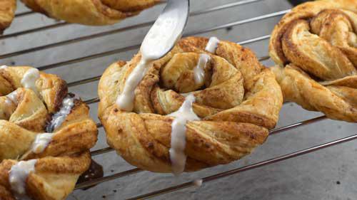 decorar con glaseado los rolls de canela expres