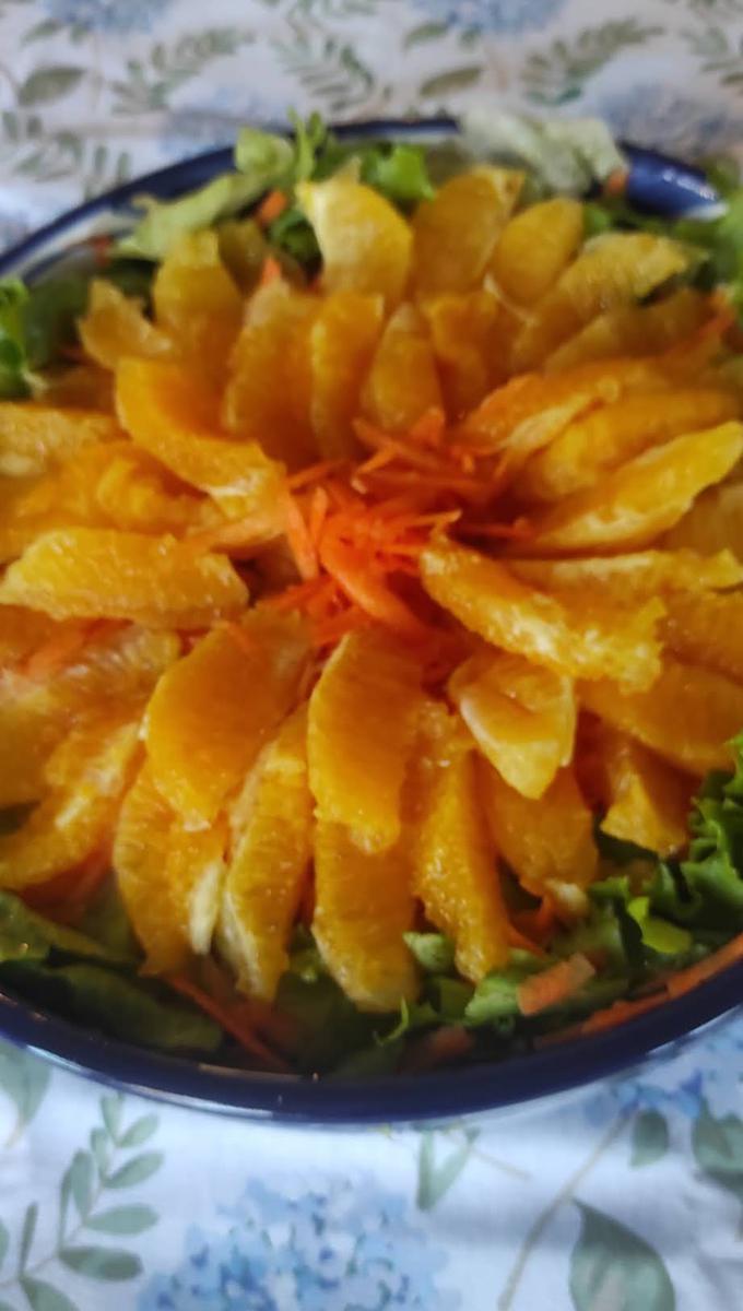ensalada de naranjas y vegetales