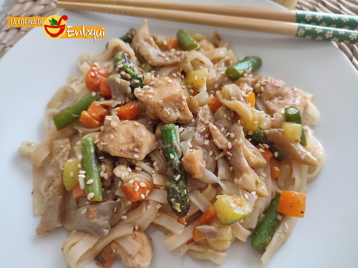 Fideos chinos o noodles con pollo y verduras