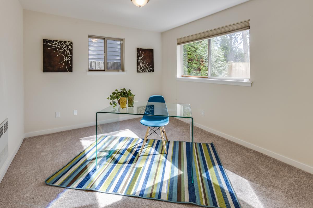 ¿Cómo puedo ocultar unos cables en un escritorio de cristal?