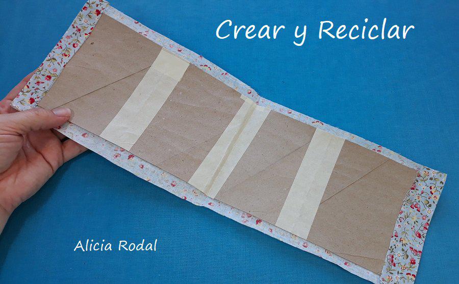 Una idea práctica y útil para llevar en tu bolso a donde quieras. Con esta idea tendrás tu teléfono protegido, llevarás una mascarilla siempre a mano para cuando la necesites. En este tutorial aprenderás a hacer este estuche en menos de 1 minuto. Diy