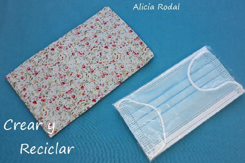 Una idea práctica y útil para llevar en tu bolso a donde quieras. Con esta idea tendrás tu teléfono protegido, llevarás una mascarilla siempre a mano para cuando la necesites. En este tutorial aprenderás a hacer este estuche en menos de 1 minuto. Diy