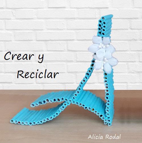 Mira que manera tan original de hacer letras con tubitos de papel como parte de la decoración de nuestra casa o las mesas de una fiesta o celebración especial. En este tutorial te muestro una idea fácil de manualidades, donde aprenderás a hacer letras o iniciales con un diseño muy original. DIY