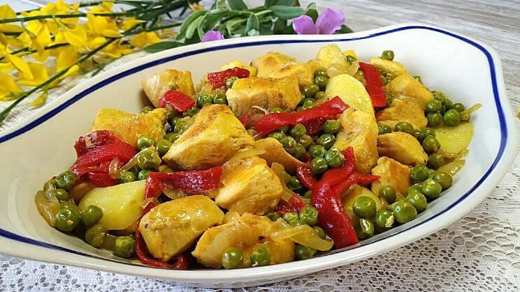 Dados de pollo con guisantes