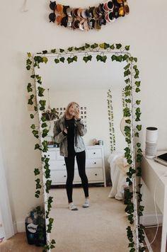 Espejos con follaje verde