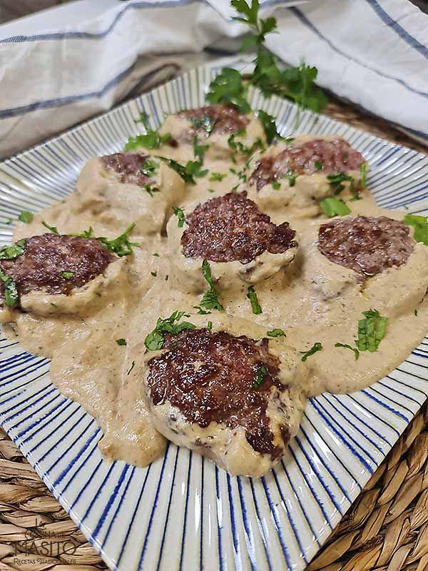 Receta filetes rusos en salsa de setas o filetes rusos en salsa de champiñones La cocina de Masito, una receta fácil explicada paso a paso con vídeo