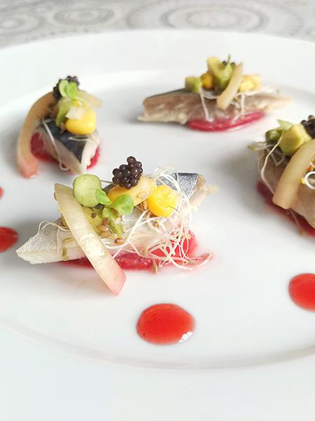 Ceviche de caballa con fresas - Primer plano