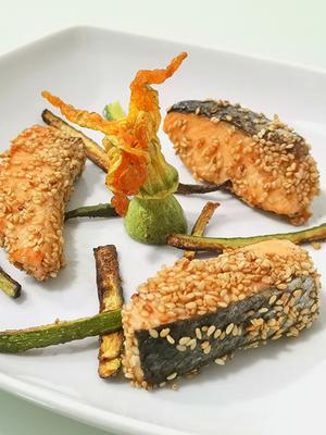Salmón rebozado en sésamo con flor de calabacín - Primer plano