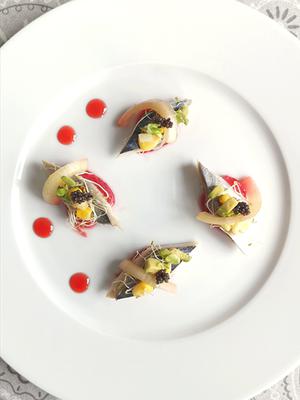 Ceviche de caballa con fresas - Plano cenital