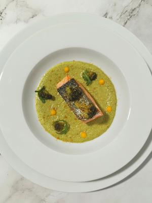 Salmón con crema de brócoli y zanahoria