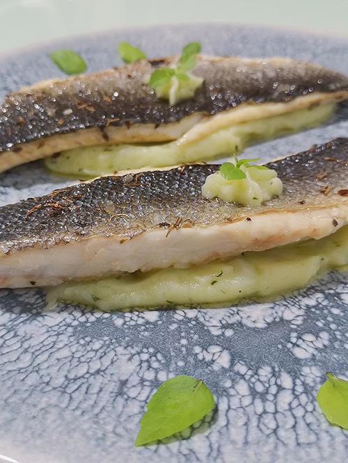 Lubina con parmentier de albahaca - Primer plano central