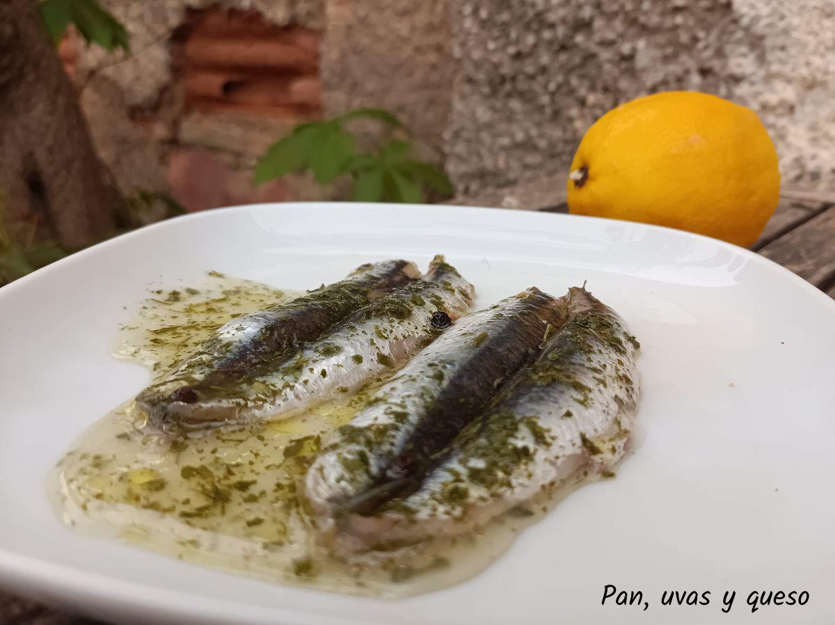 anchoas al limon - pan uvas y queso
