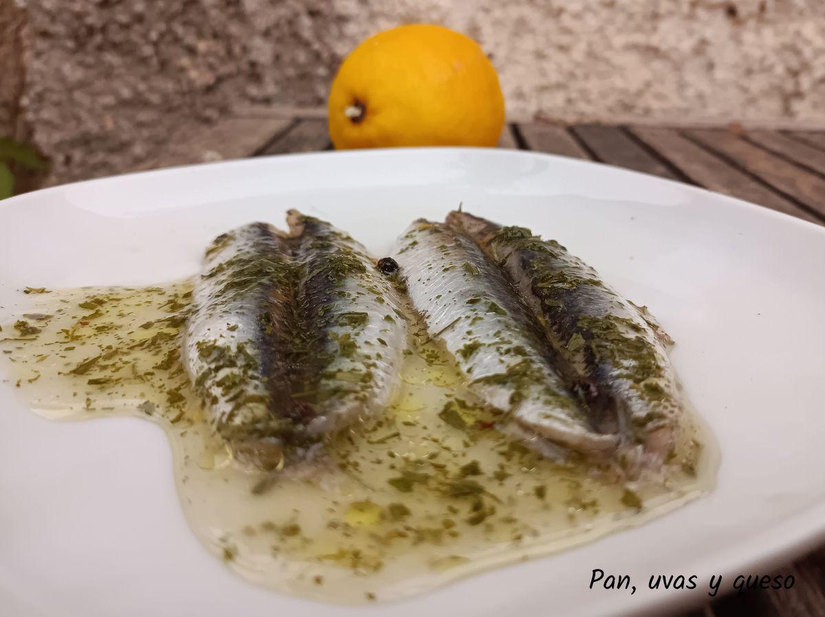 anchoas al limon - pan uvas y queso