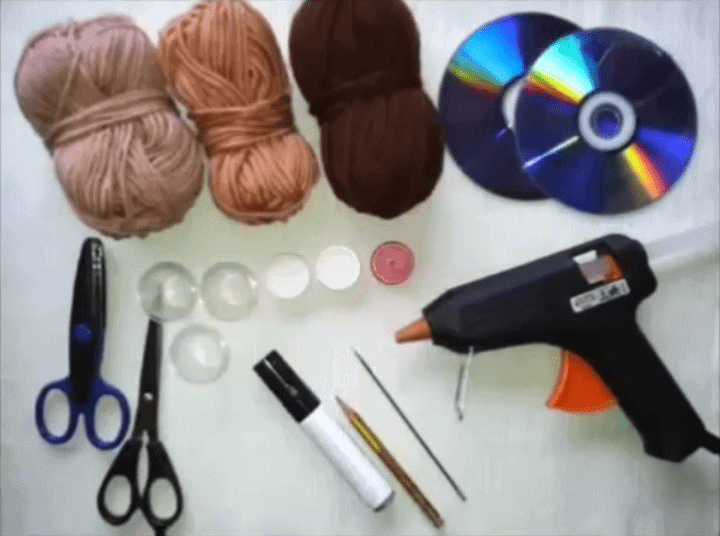 Si tienes hijos en casa esta manualidad te servirá de ayuda, tanto para los deberes del colegio o el instituto, como una preciosa manualidad de animales que pueden hacer en familia. Lo mejor de todo es que está hecha con materiales reciclados que seguro tendrás en casa y otros que son fáciles de conseguir.