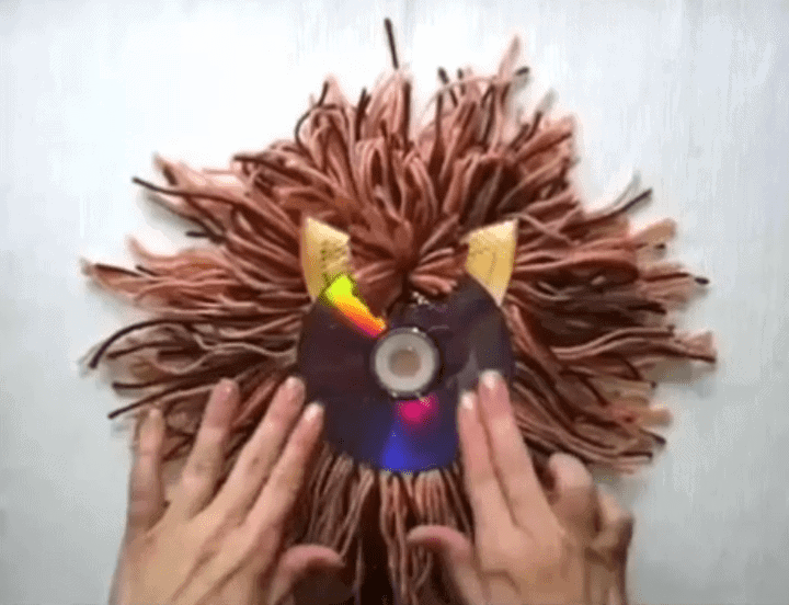 Si tienes hijos en casa esta manualidad te servirá de ayuda, tanto para los deberes del colegio o el instituto, como una preciosa manualidad de animales que pueden hacer en familia. Lo mejor de todo es que está hecha con materiales reciclados que seguro tendrás en casa y otros que son fáciles de conseguir.