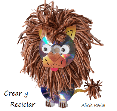 Si tienes hijos en casa esta manualidad te servirá de ayuda, tanto para los deberes del colegio o el instituto, como una preciosa manualidad de animales que pueden hacer en familia. Lo mejor de todo es que está hecha con materiales reciclados que seguro tendrás en casa y otros que son fáciles de conseguir.