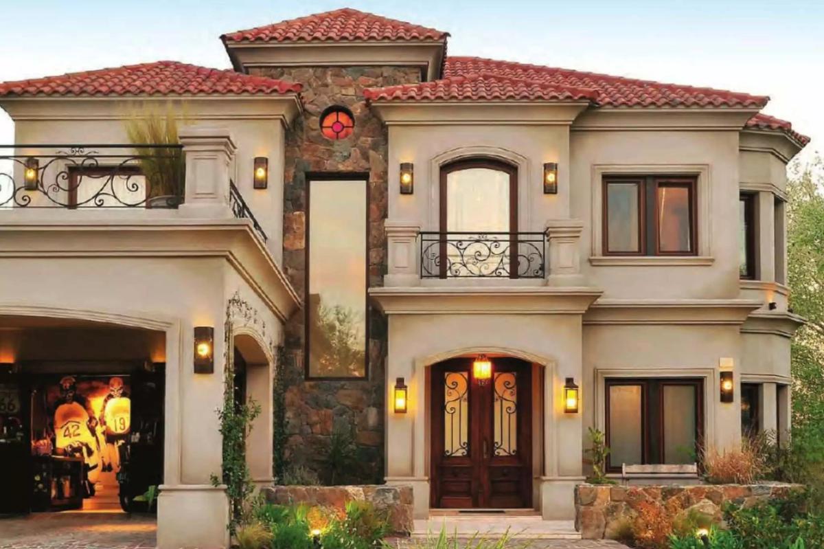 Fachadas de casas tradicionales de dos pisos