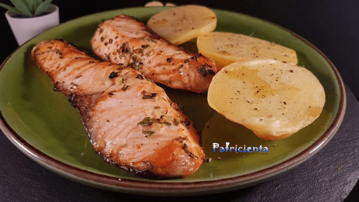 Salmón con patatas a la cerveza en freidora de aire caliente
