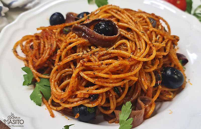 Espaguetis con salsa puttanesca, receta de pasta a la puttanesca de La cocina de Masito, pasos con vídeo y texto escrito